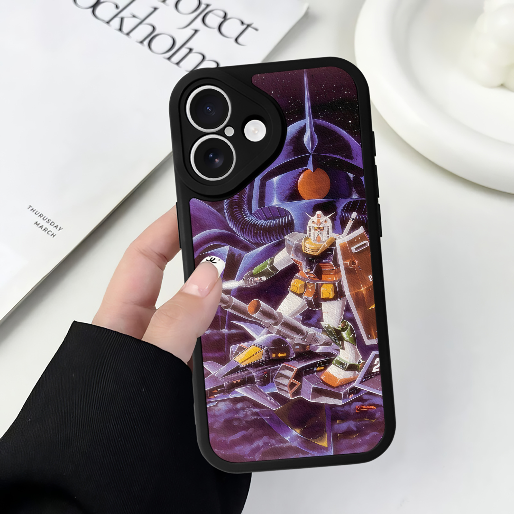 （画像用） 機動戦士ガンダム Mobile Suit Gundam 【iPhone 16シリーズ対応】シリコンスマホケース（レザー調） 材質：シリコン
